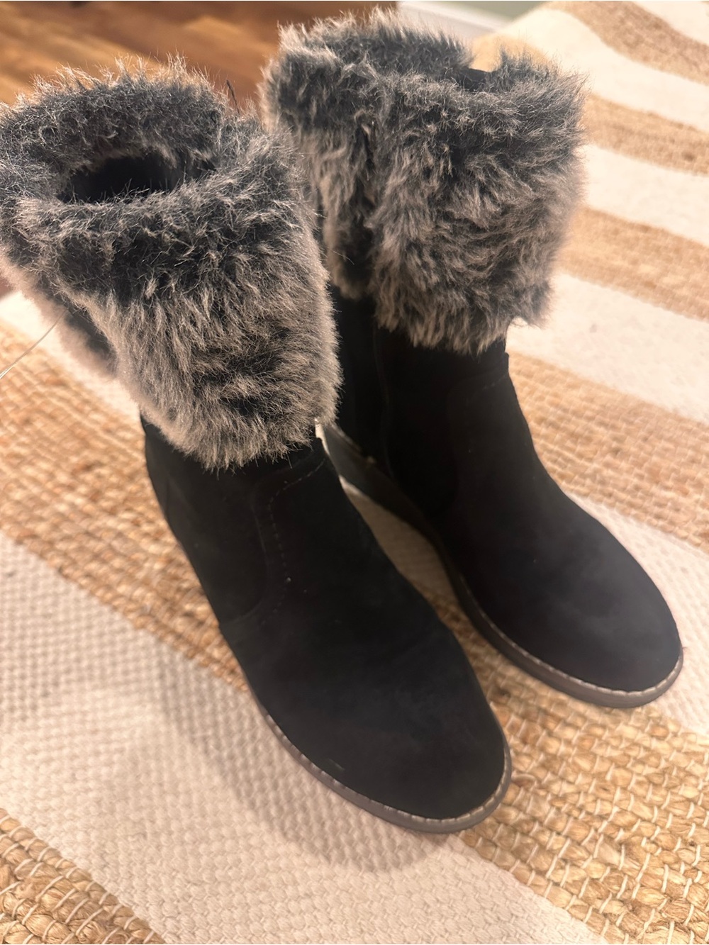 Booties/Ankle Black Suede Boots Faux-Fur Cuff & Wedge heel Size 6